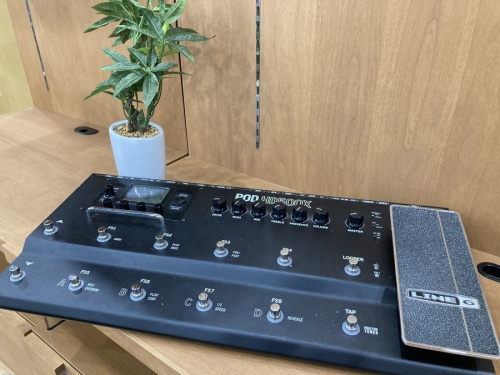 中古楽器店のエフェクター