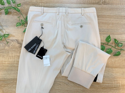 サイドラインパンツのNeil Barrett