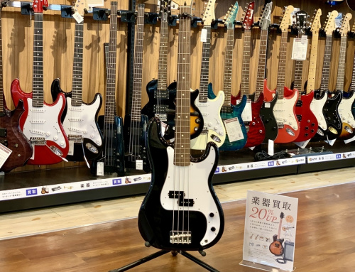 中古楽器店のベース