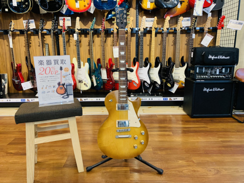 中古楽器店のギター
