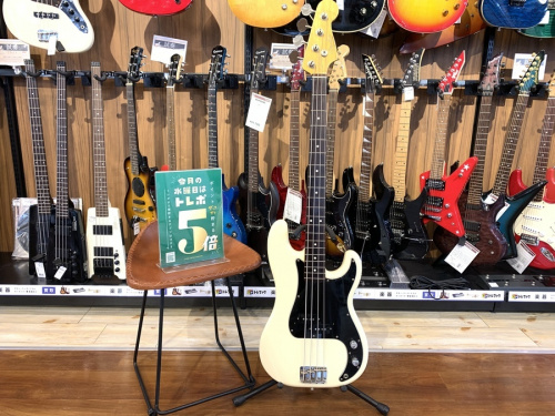 中古楽器店のベース