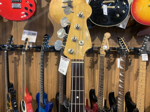 エレキベースのFENDER