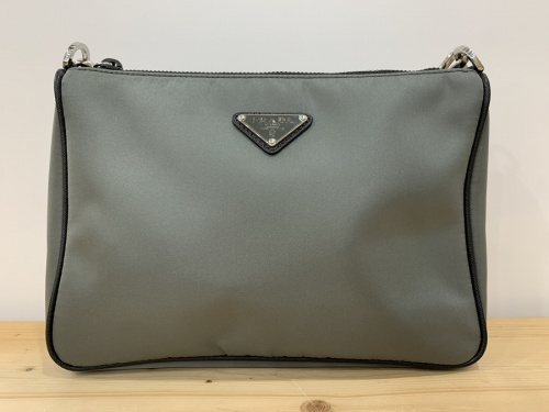 バッグのPRADA