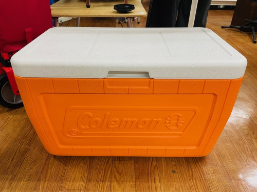 キャンプ用品のクーラーボックス