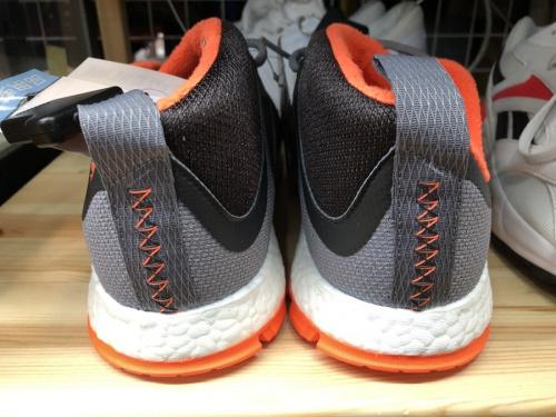 スニーカーのadidas
