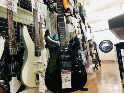中古楽器店のギター