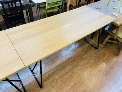 家具のテーブル