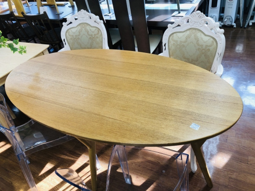 家具のテーブル