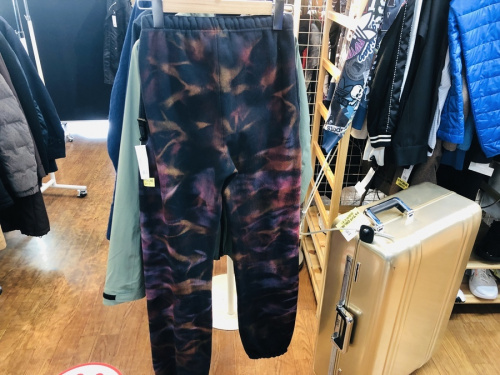 ボトムスのスウェットパンツ