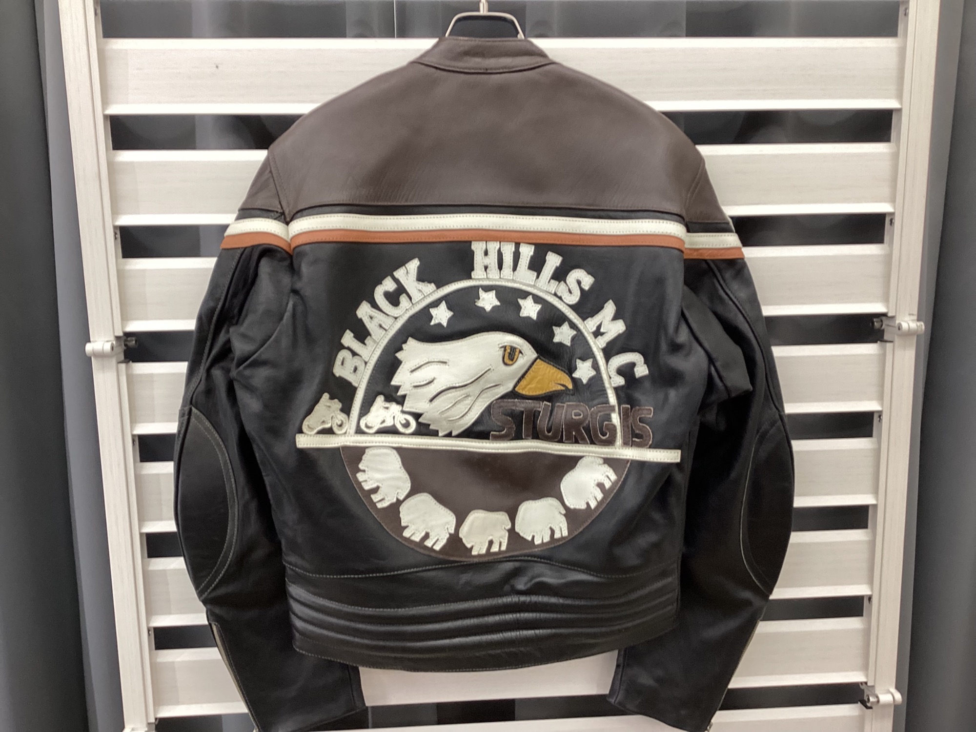 至極の一品】 オシャレなワッペン付きライダースのご紹介です♪｜2025