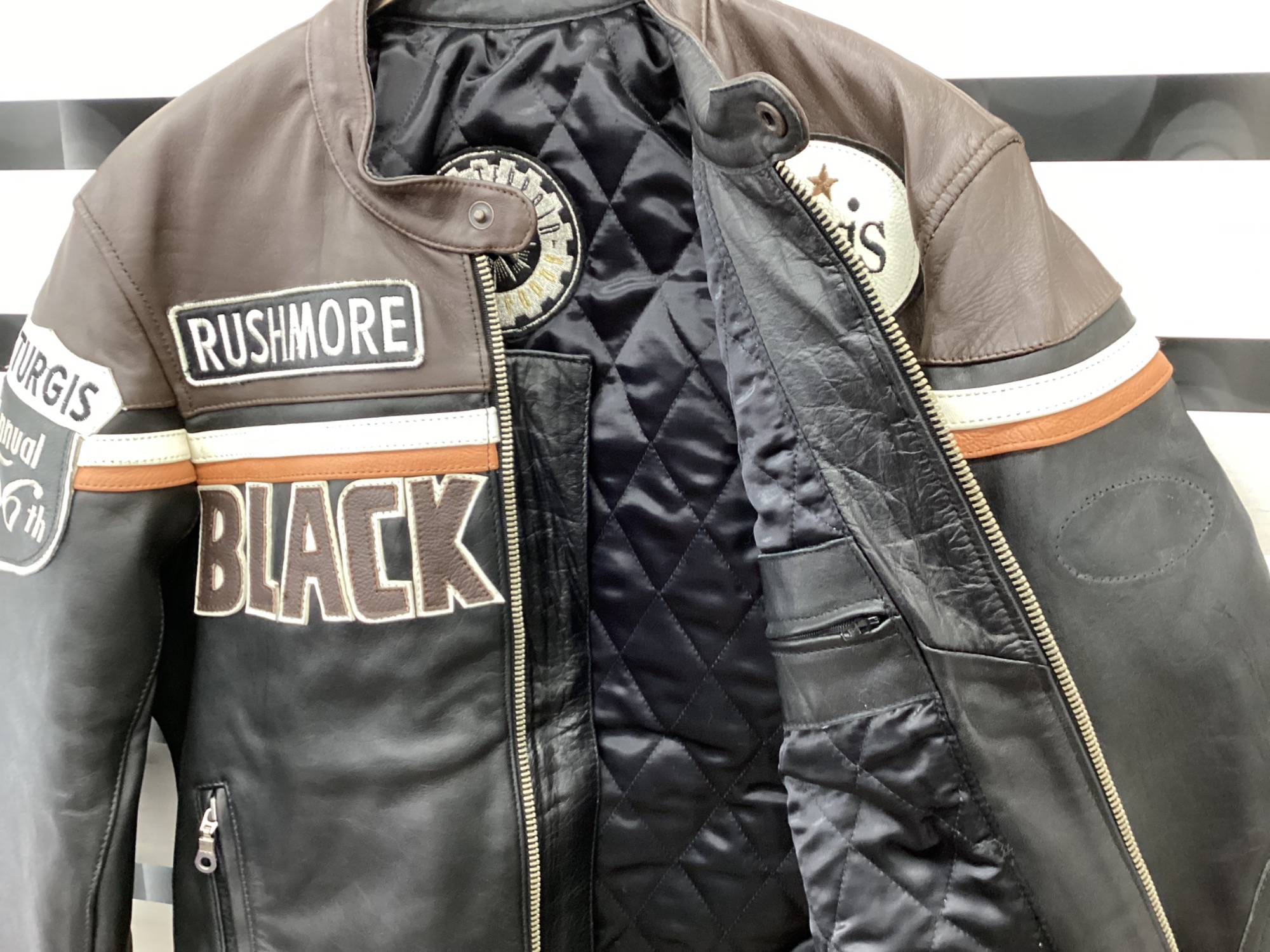 至極の一品】 オシャレなワッペン付きライダースのご紹介です♪｜2025