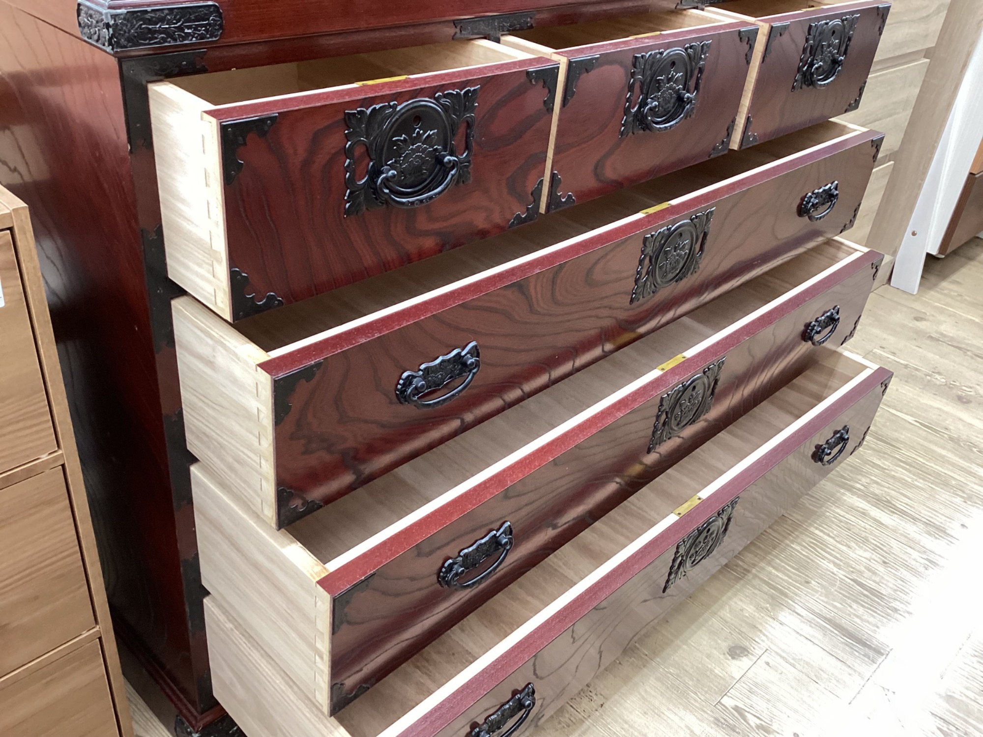 【 貴重 】欅 両面＆階段 両面箪笥 飛鳥工芸家具】欅箪笥が入荷しました！｜2025年12月03日｜リサイクル