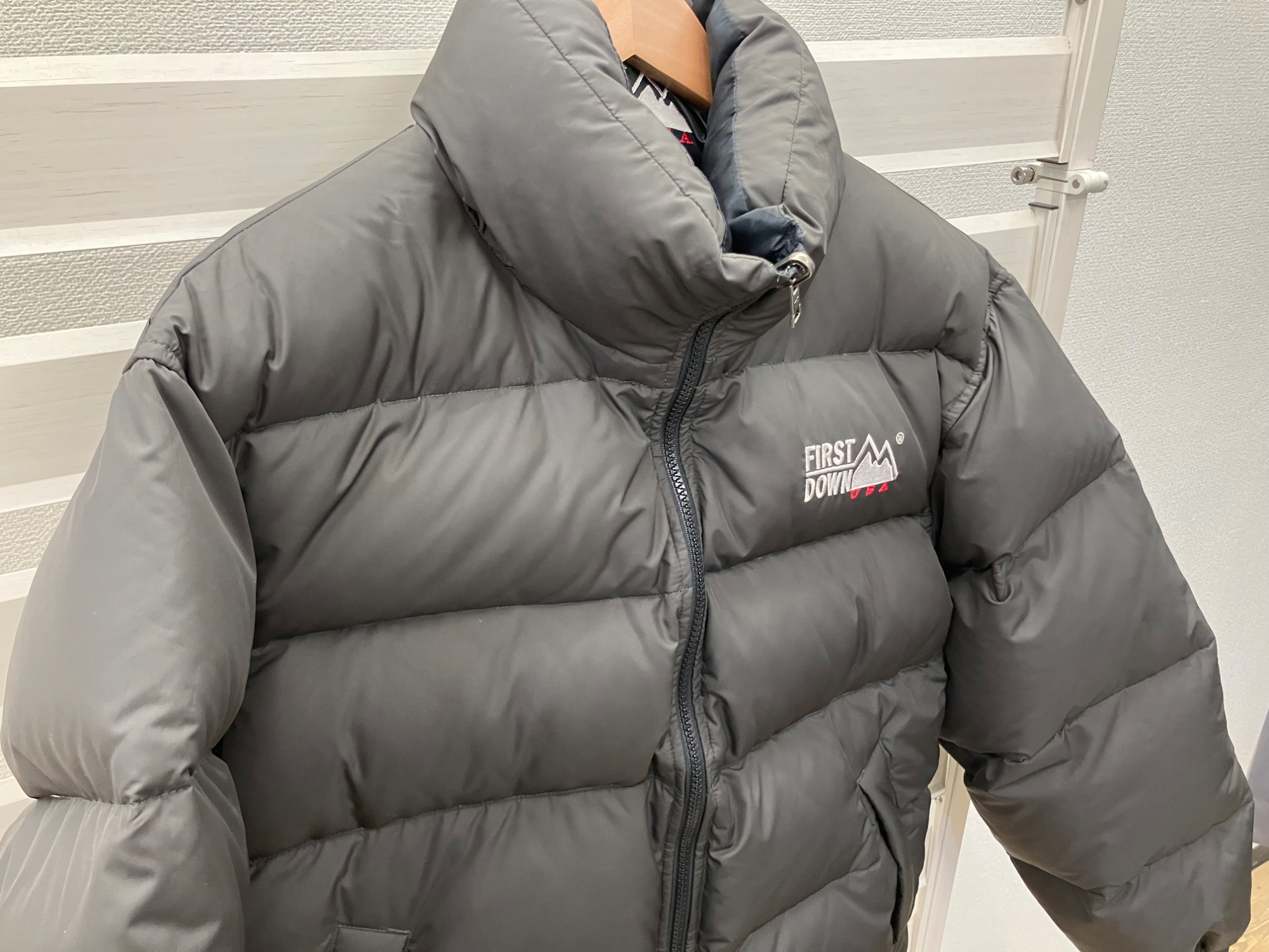 FIRST DOWN ﾀﾞｳﾝｼﾞｬｹｯﾄ （ｶﾗｰﾌﾞﾗｯｸXｸﾞﾚｰ ｻｲｽﾞM） が入荷いたしました