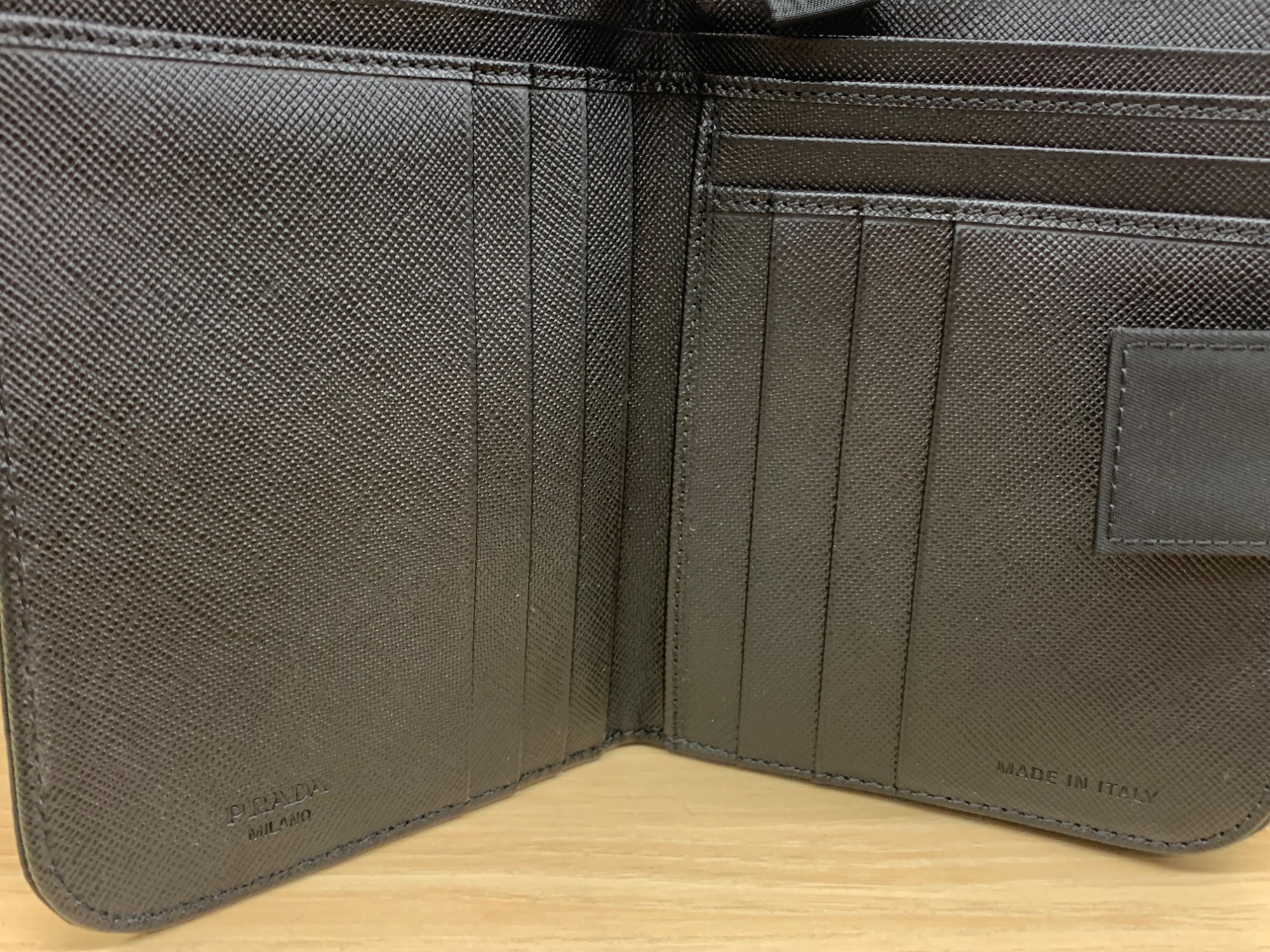 PRADA / プラダよりテスートポコノナイロン二つ折り財布を買取