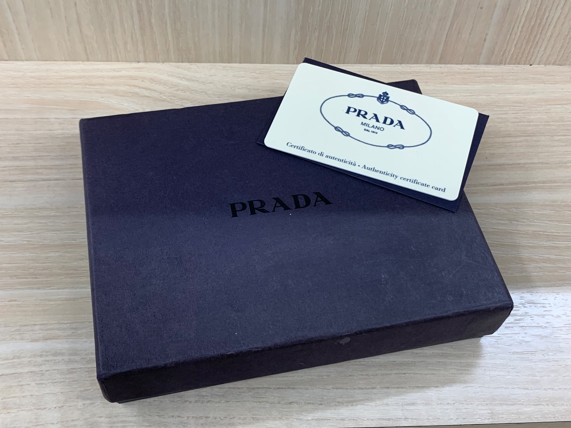 PRADA プラダ 折り財布 ナイロン ギャランティカード 箱付き PRADA / プラダよりテスートポコノナイロン二つ折り財布を買取