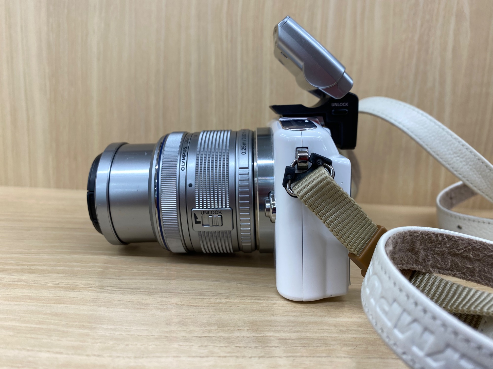 OLYMPUS / オリンパスよりミラーレス一眼カメラE-PM1 PEN miniを