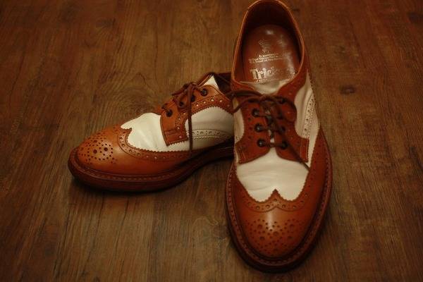 Tricker's（トリッカーズ）ツートンカラーのウィングシューズが