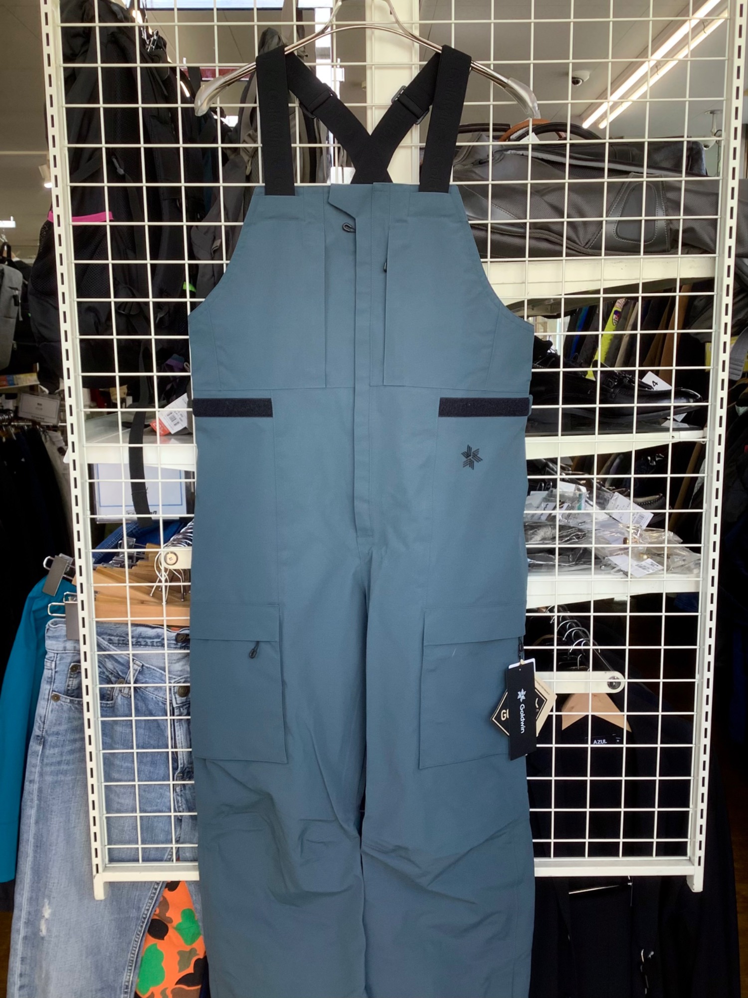 【きれいめファッション51選】上品さと清潔感をキープし GORE-TEX スリーレイヤーカーゴビブ XL（tamok Gore-Tex スキー
