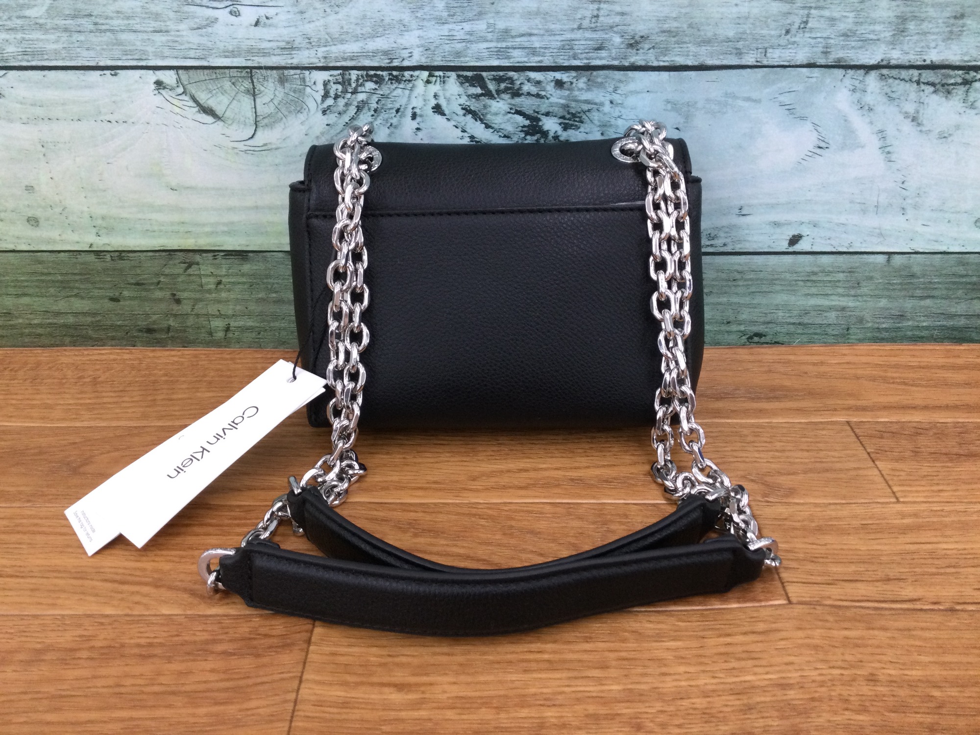 Calvin Klein（カルバン クライン）ロゴプレートショルダーバッグが