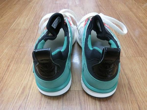 シューズのアディダス(adidas)