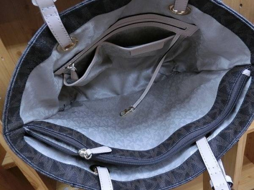 バッグのMICHAEL KORS(マイケルコース)