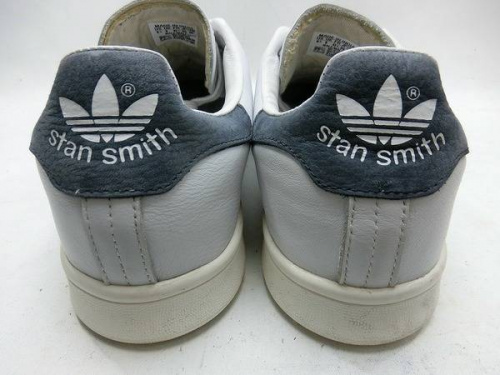 スニーカーのアディダス（adidas）