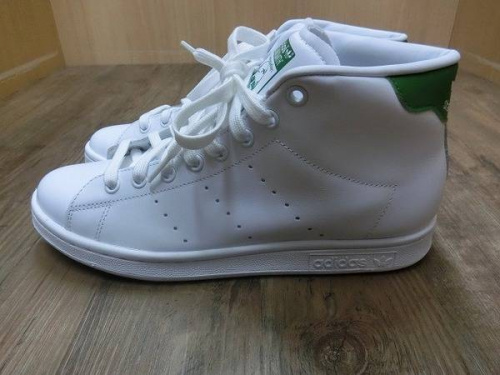 スニーカーのアディダス（adidas）