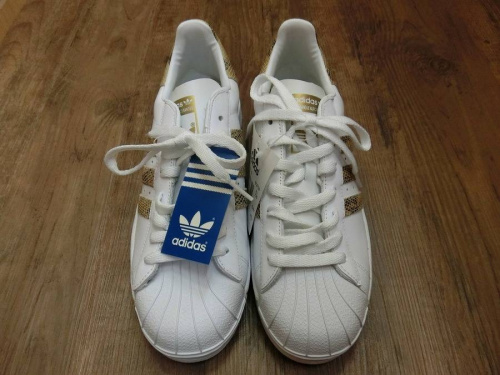 スニーカーのアディダス（adidas）