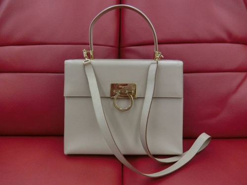 バッグのフェラガモ（Salvatore Ferragamo）