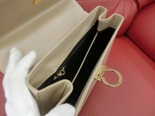 フェラガモ（Salvatore Ferragamo）の浦和3店舗新入荷