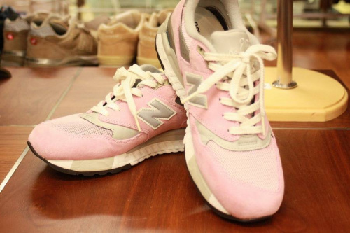 スニーカーのニューバランス(new balance)