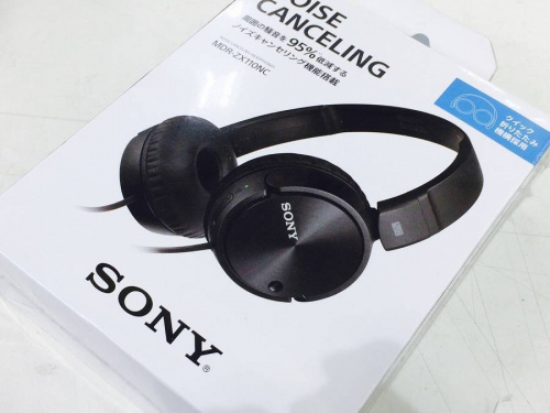 ソファーのヘッドフォン