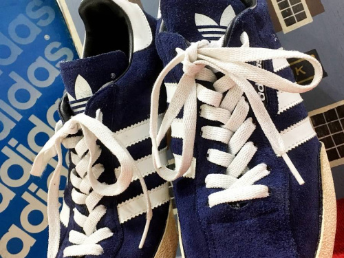 スニーカーのアディダス(adidas)