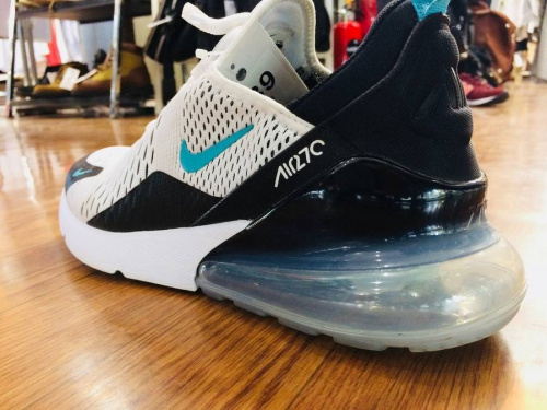 スニーカーのナイキ（NIKE）