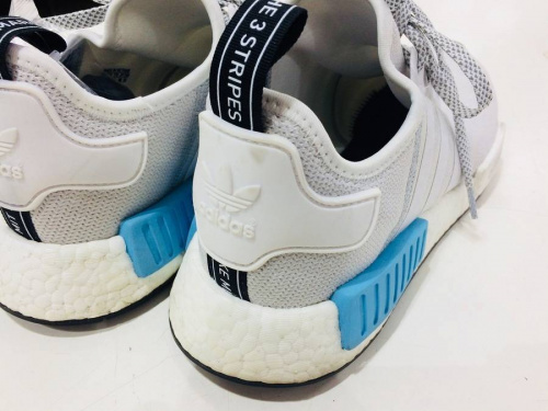 スニーカーのアディダス（adidas）