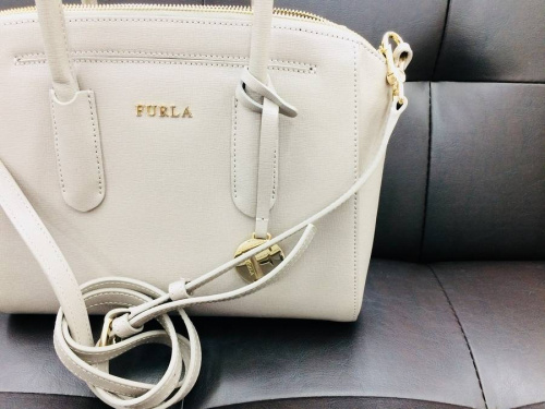 バッグのFURLA
