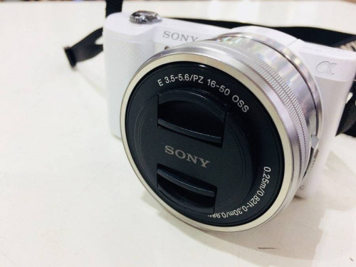 デジタル家電のミラーレスカメラ