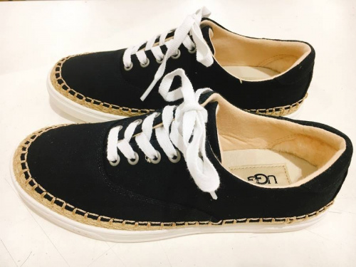 パンプスのアグ（UGG）