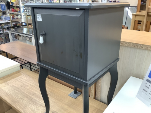家具のテーブル