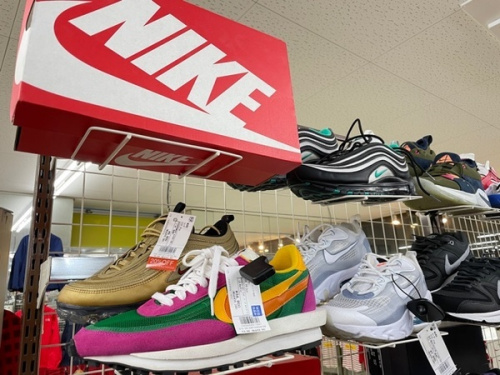 靴のスニーカー　浦和