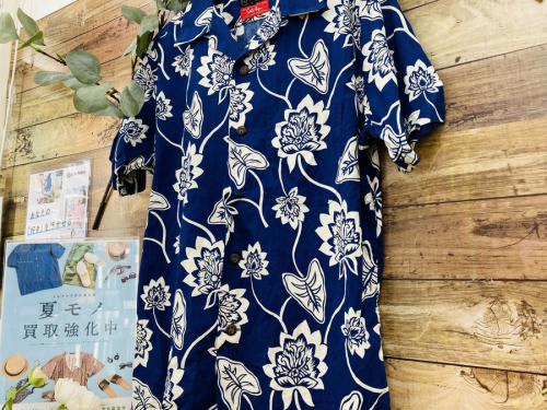 トップスのシャツ