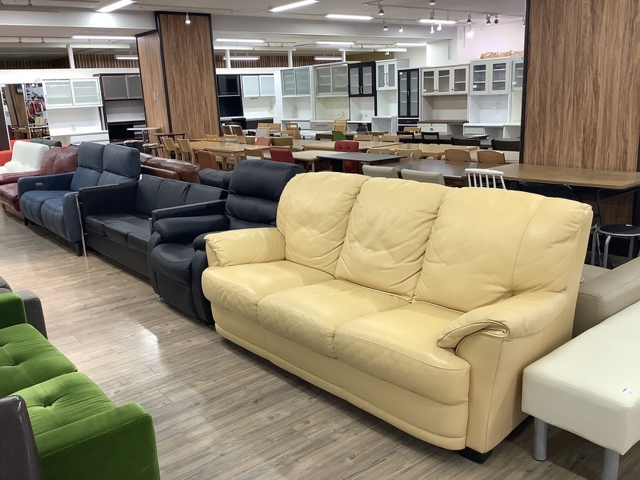 浜本工芸の3人掛けソファー入荷しました。【トレファク愛知蟹江】 老舗家具メーカーHAMAMOTO(浜本工芸)の 本革3人掛けソファーです。純