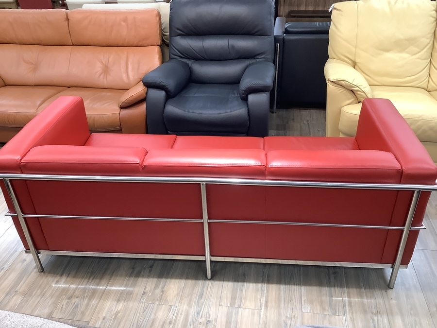 レッドカラーで存在感のある三人掛けソファーが買取入荷致しました