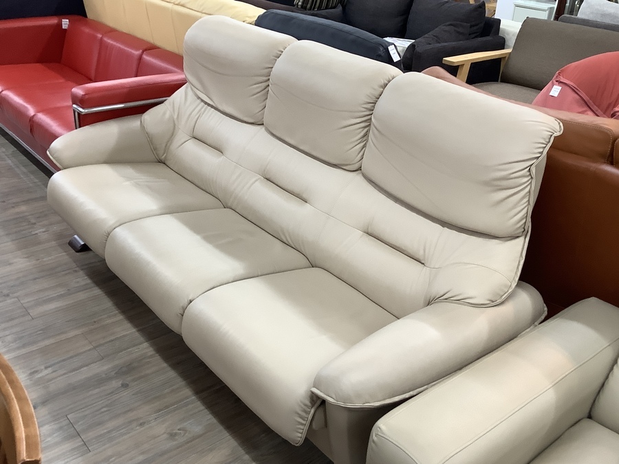 ベージュのレザーソファー入荷しました。【トレファク愛知蟹江】 ベージュのレザーソファー入荷しました。【トレファク愛知蟹江】
