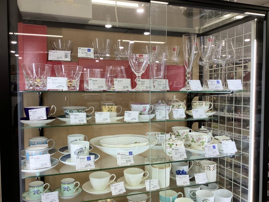 色彩が鮮やかな陶器人形 加藤工芸のフィギュリンが入荷しました