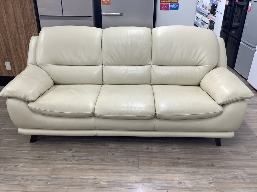定価の半額以下！！IDC大塚家具のオットマン付きソファが入荷