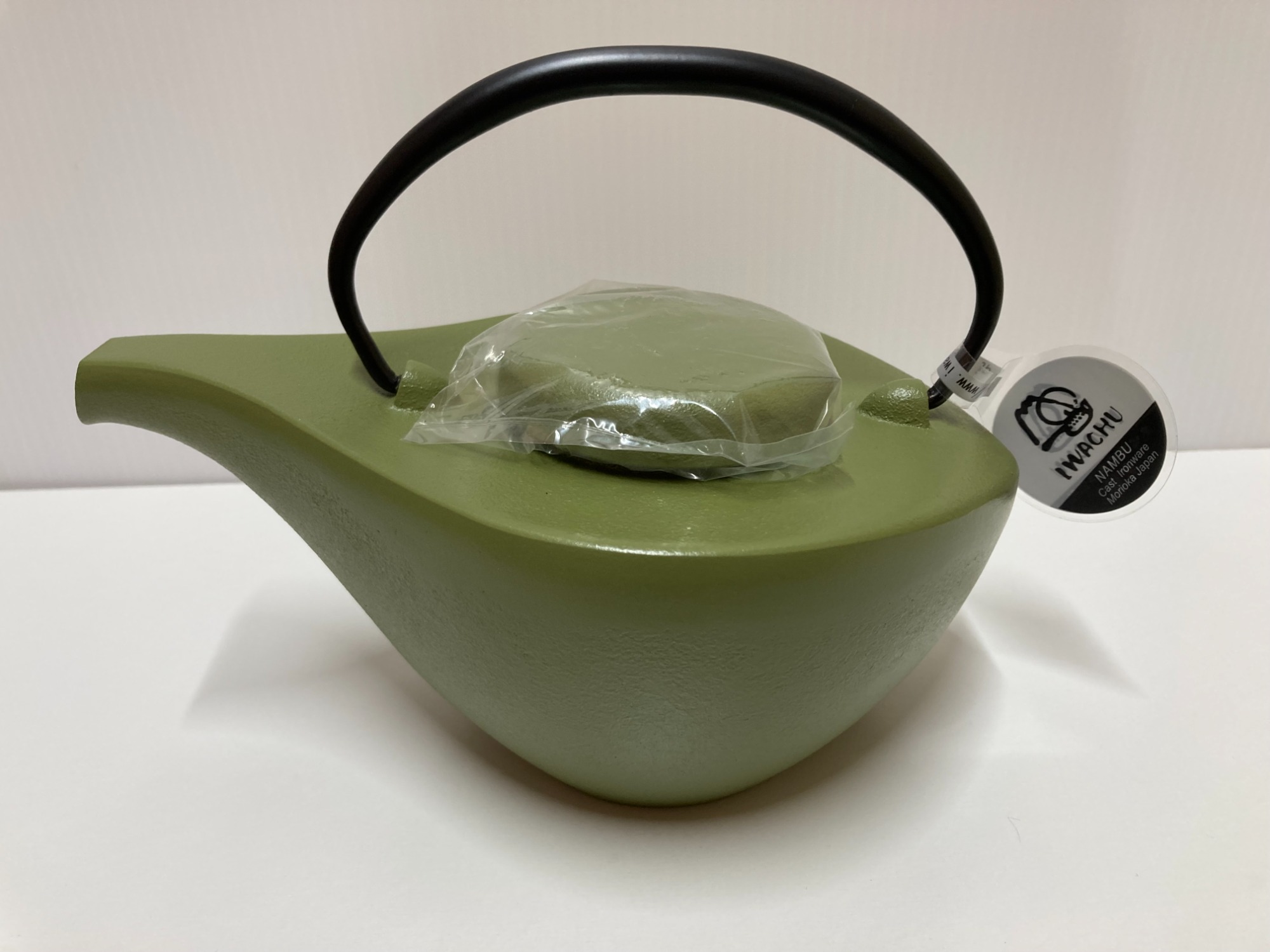 0223-123 岩鋳の南部鉄器の急須「曳舟（ひきふね）艶消若草」 南部鉄器 岩鋳 急須 曳舟 0.7L | 内藤金物店 | 静岡県富士市吉原