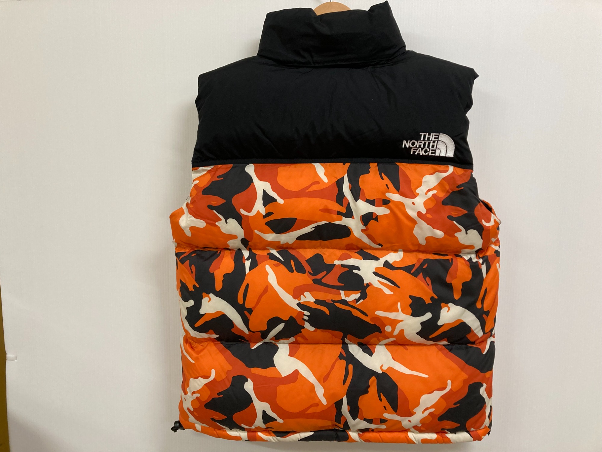 ノースフェイスノベルティーヌプシベストカモフラオレンジ　M サイズ THE NORTH FACE】【ノベルティヌプシベスト】【トップス】ザノース