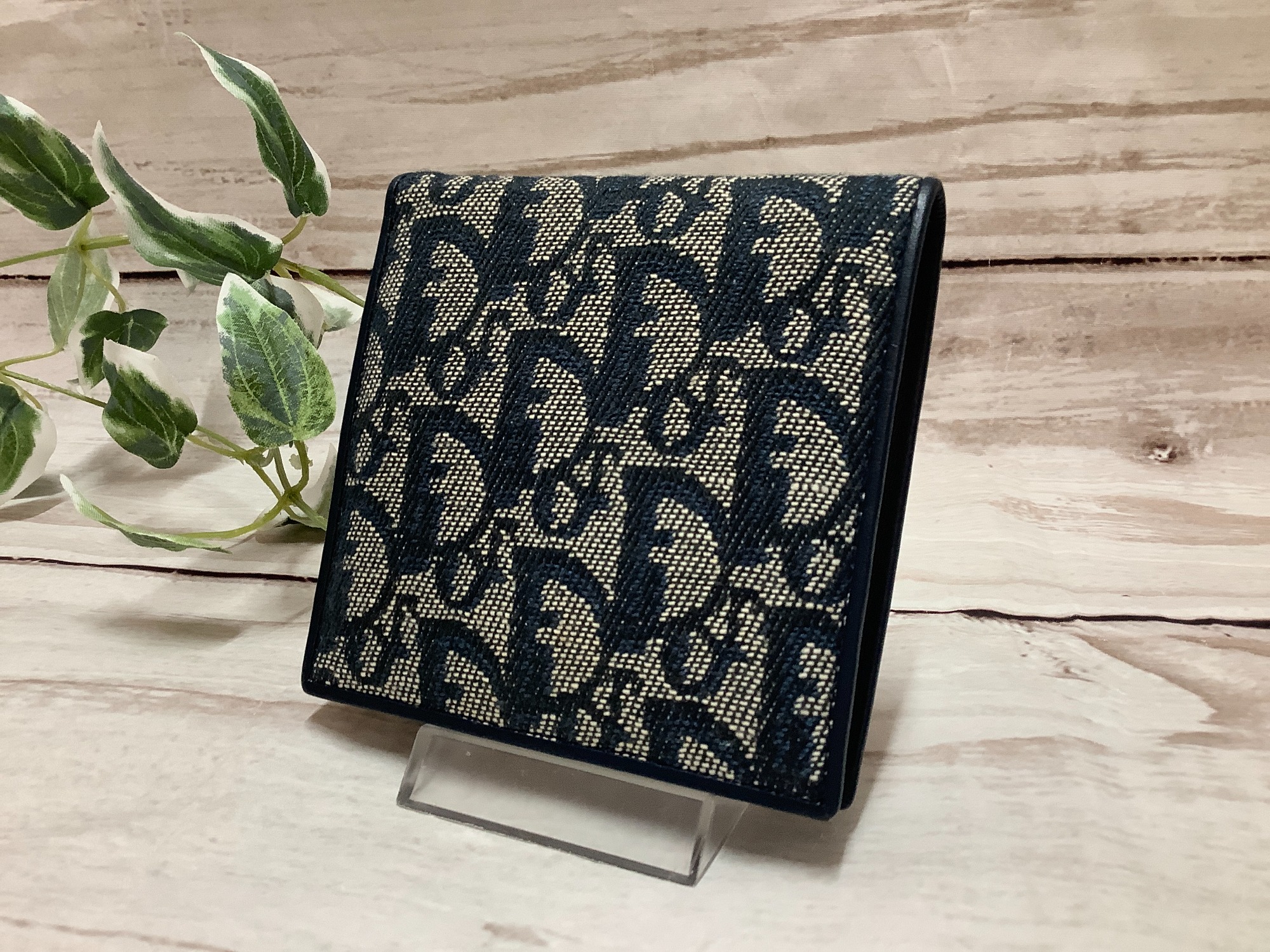 Christian Dior (クリスチャン・ディオール)の二つ折り財布が入荷致し