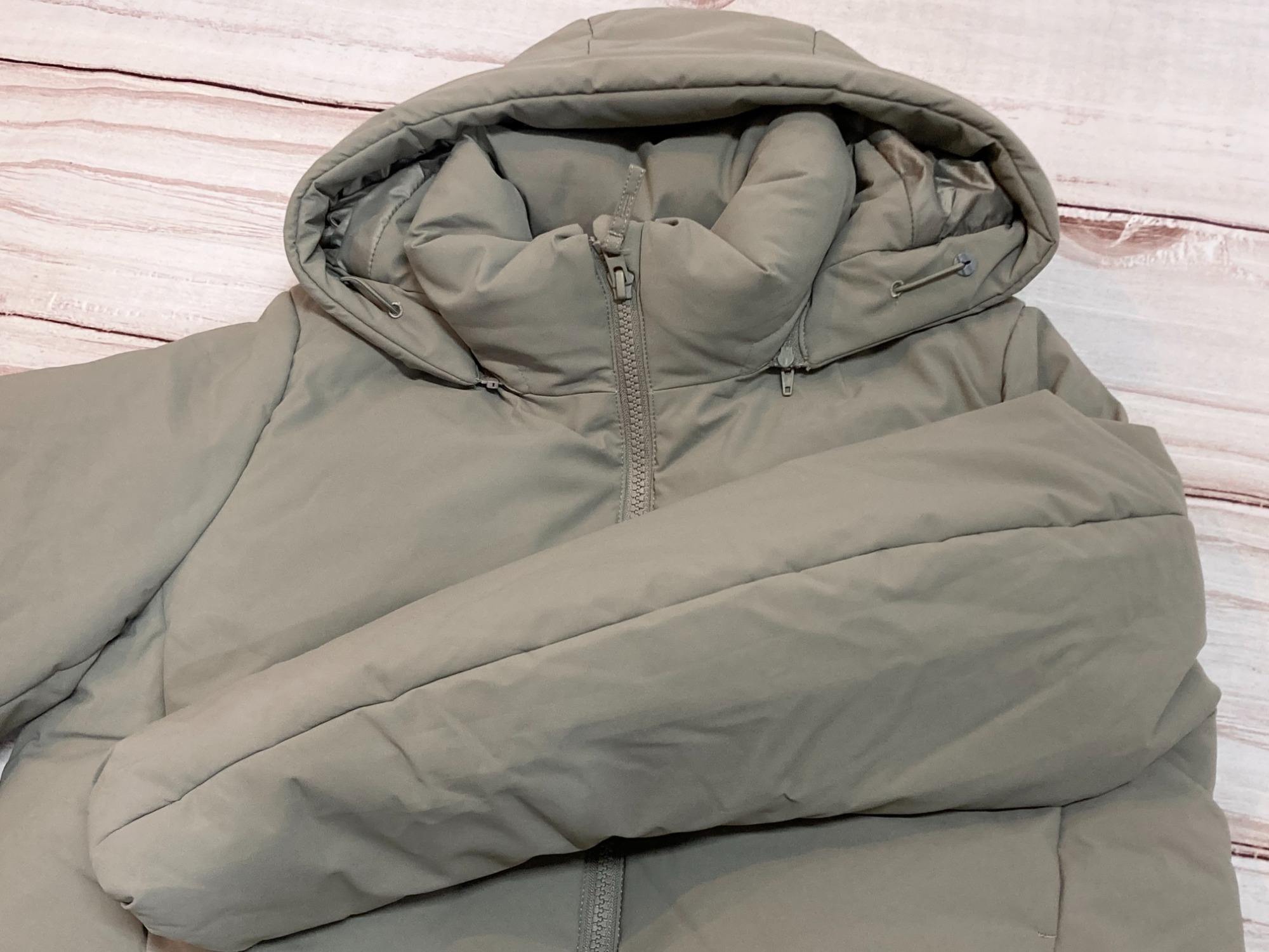 UNIQLO(ユニクロ)のハイブリッドダウンパーカーのご紹介です